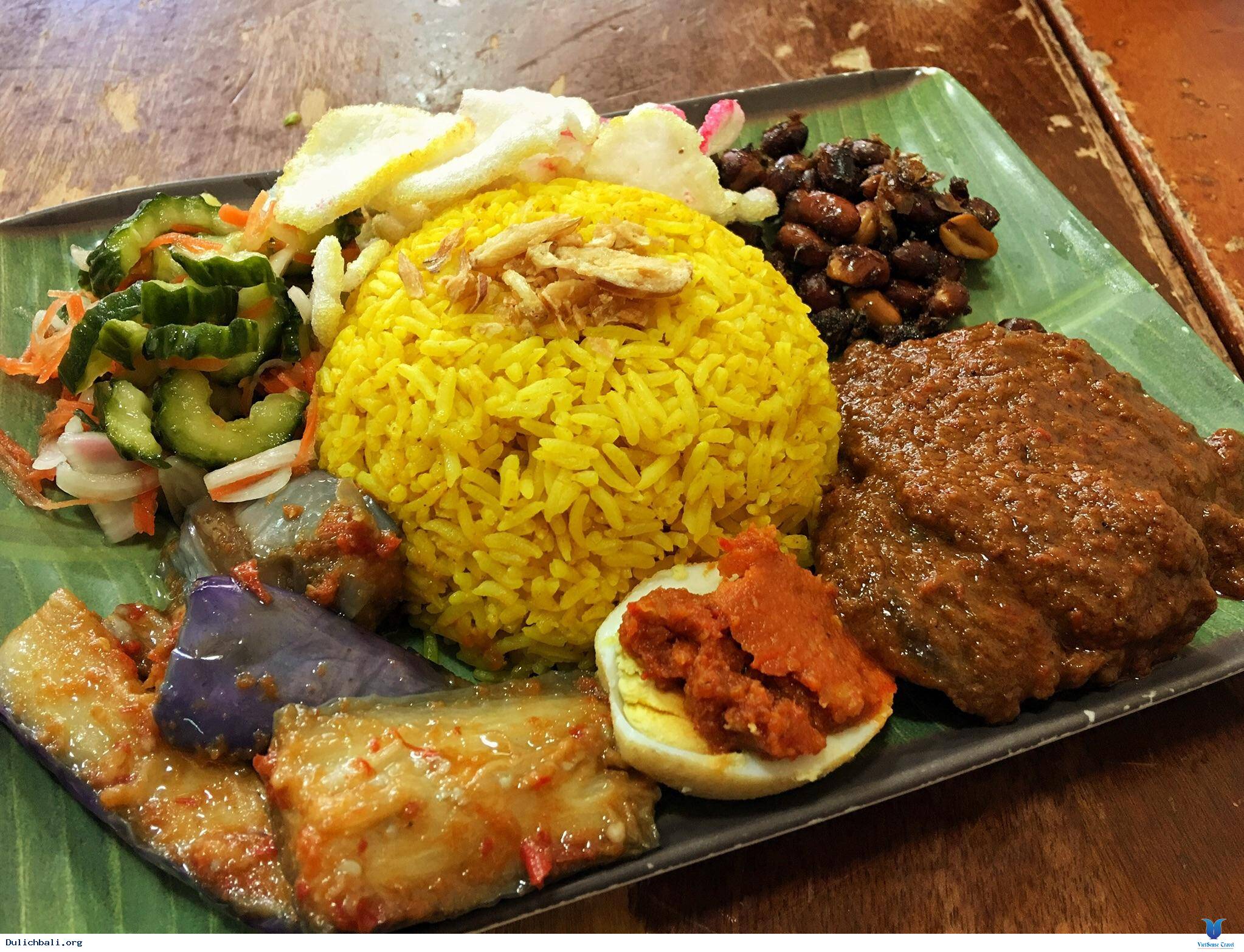 Món Nasi Kuning hay đôi khi được gọi là Nasi Kunyit của Indonesia