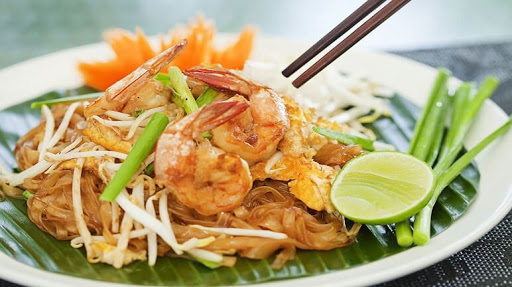 Tuy có nhiều điểm chung với món phở xào của người Việt nhưng Pad Thái lại có thêm vị cay – đặc trưng của ẩm thực Thái rất kích thích vị giác