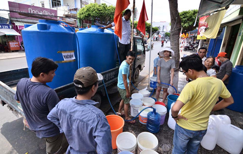 Nước miễn phí cho bà con trong cơn đại hạn