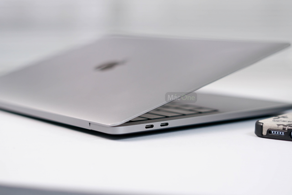 MacBook Pro 2022 13 inch Apple M2 16GB RAM 256GB SSD – Like New