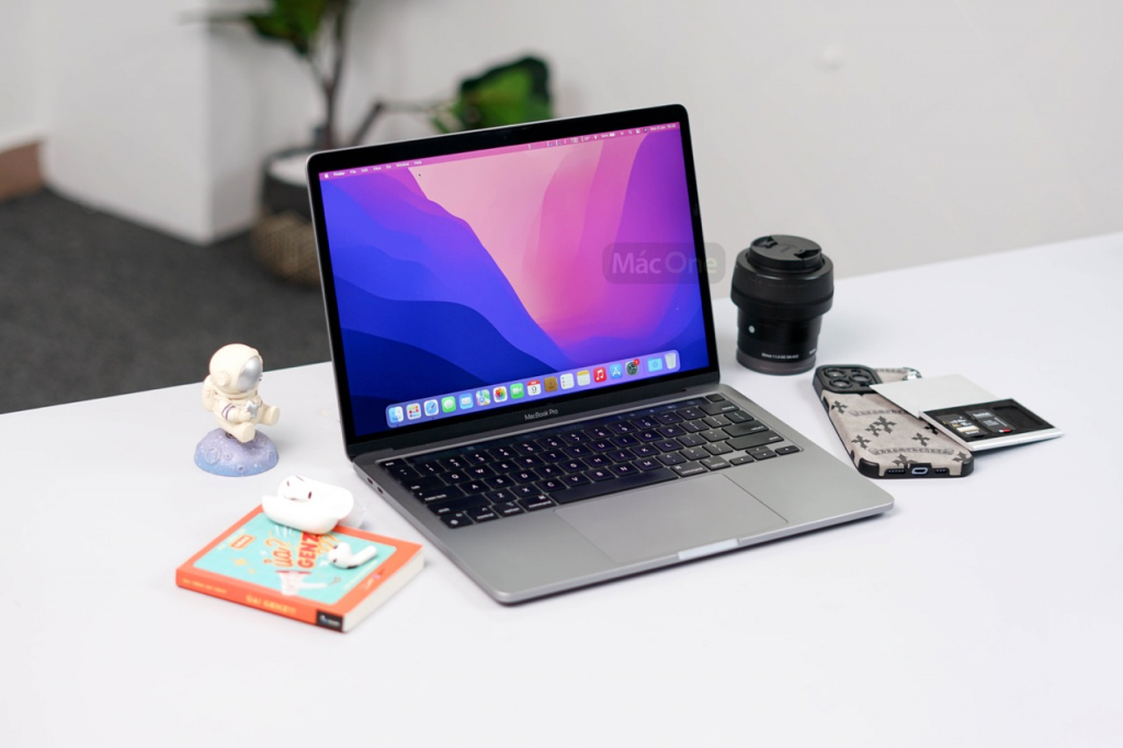 MacBook Pro 2022 13 inch Apple M2 16GB RAM 256GB SSD – Like New
