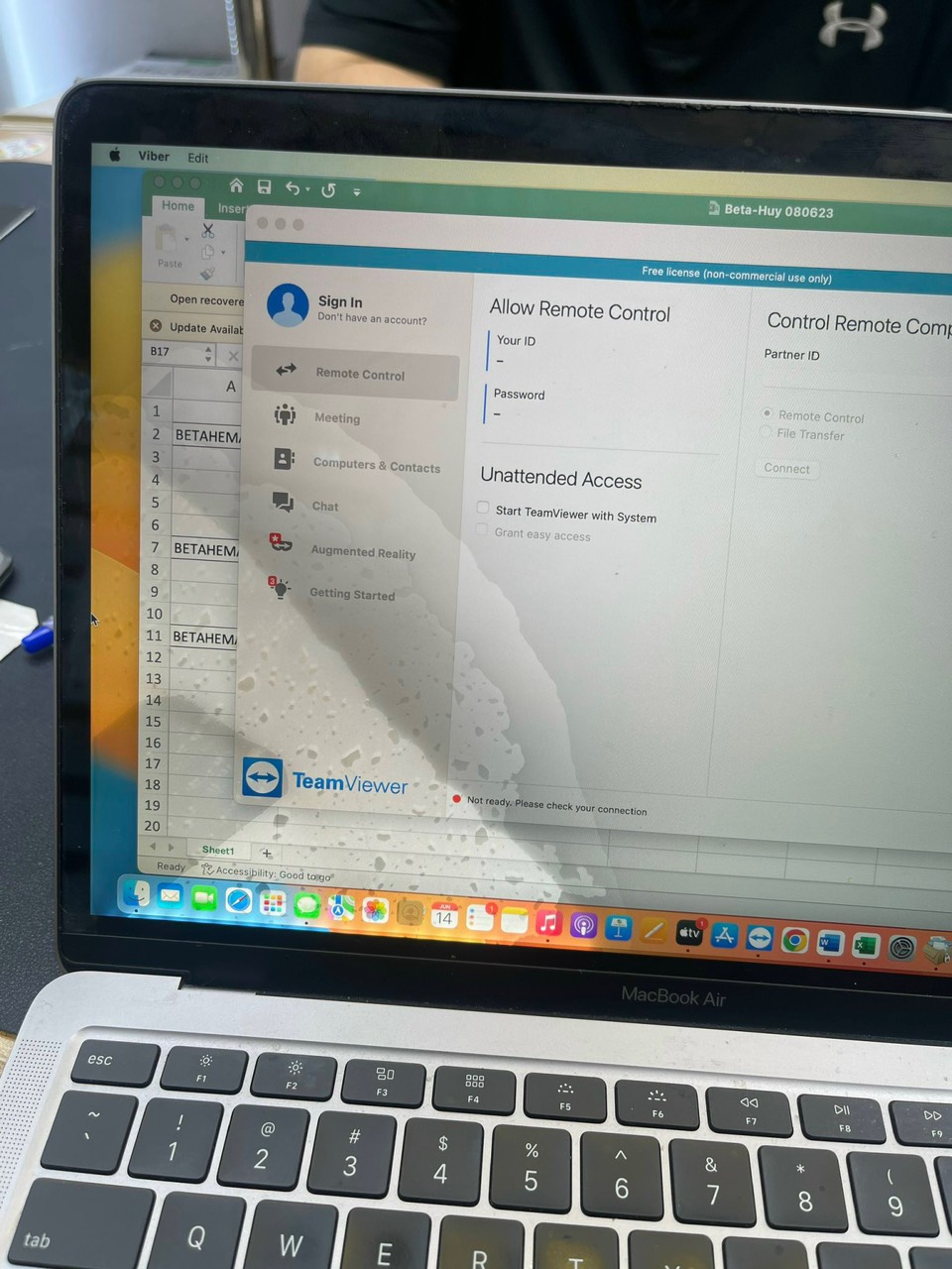 THAY PHẢN QUANG MACBOOK NƯỚC VÀO MÀN HÌNH