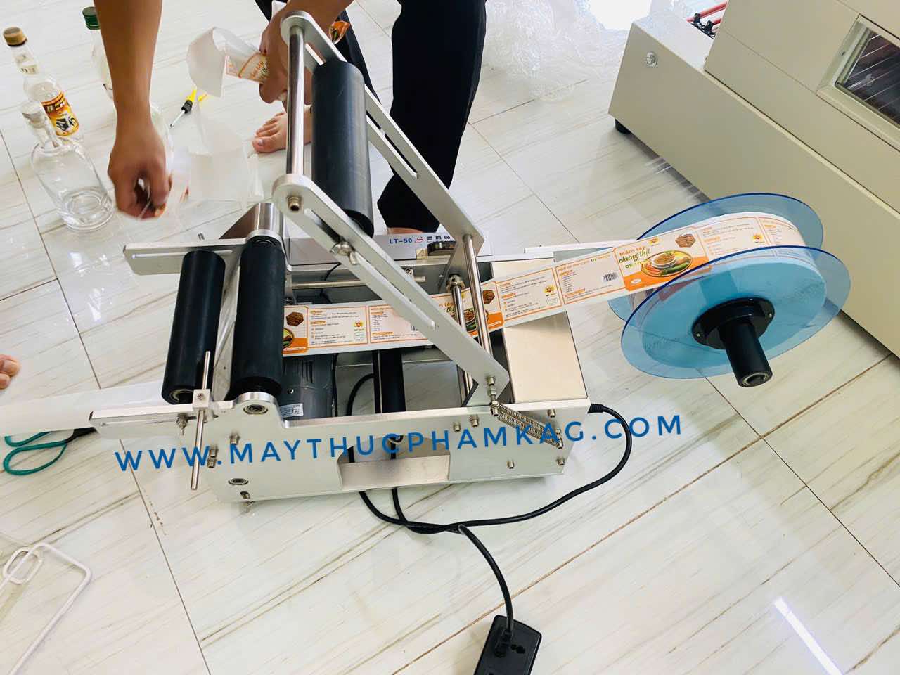 Máy Dán Nhãn Chai: Ứng dụng đa ngành và những lưu ý vàng khi chọn mua