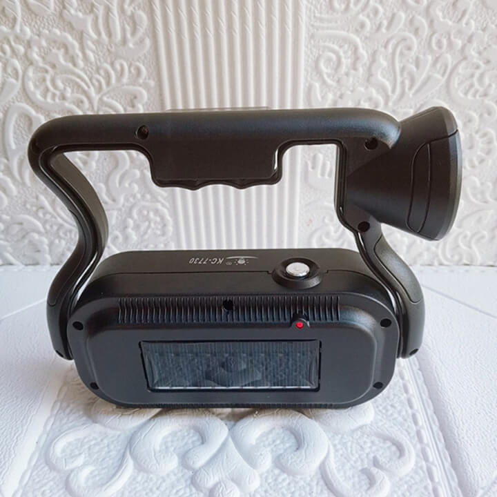 den-pin-cam-tay-sac-dien-nang-luong-mat-troi-15