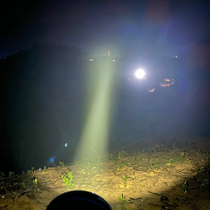 den-pin-xach-tay-sieu-sang-w590-chieu-xa-1000m-16