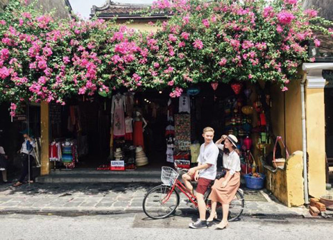 Đẹp mê mẩn mùa hoa giấy khoe sắc ở Hội An