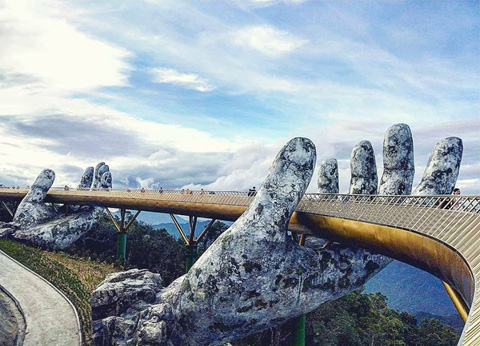 Đẹp mê hồn cây cầu bàn tay khổng lồ ở Đà Nẵng