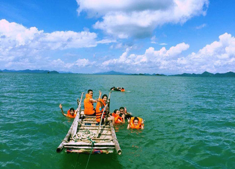 Bãi tắm chính trên đảo Cái Chiên