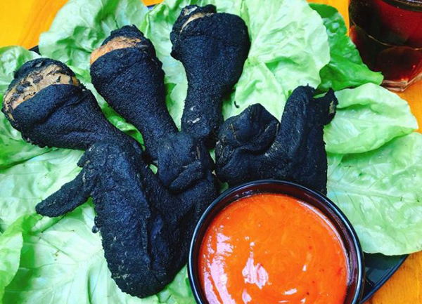 Gà rán đen – món ăn siêu hot của giới trẻ Sài Thành