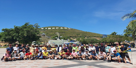 Khách đoàn du lịch