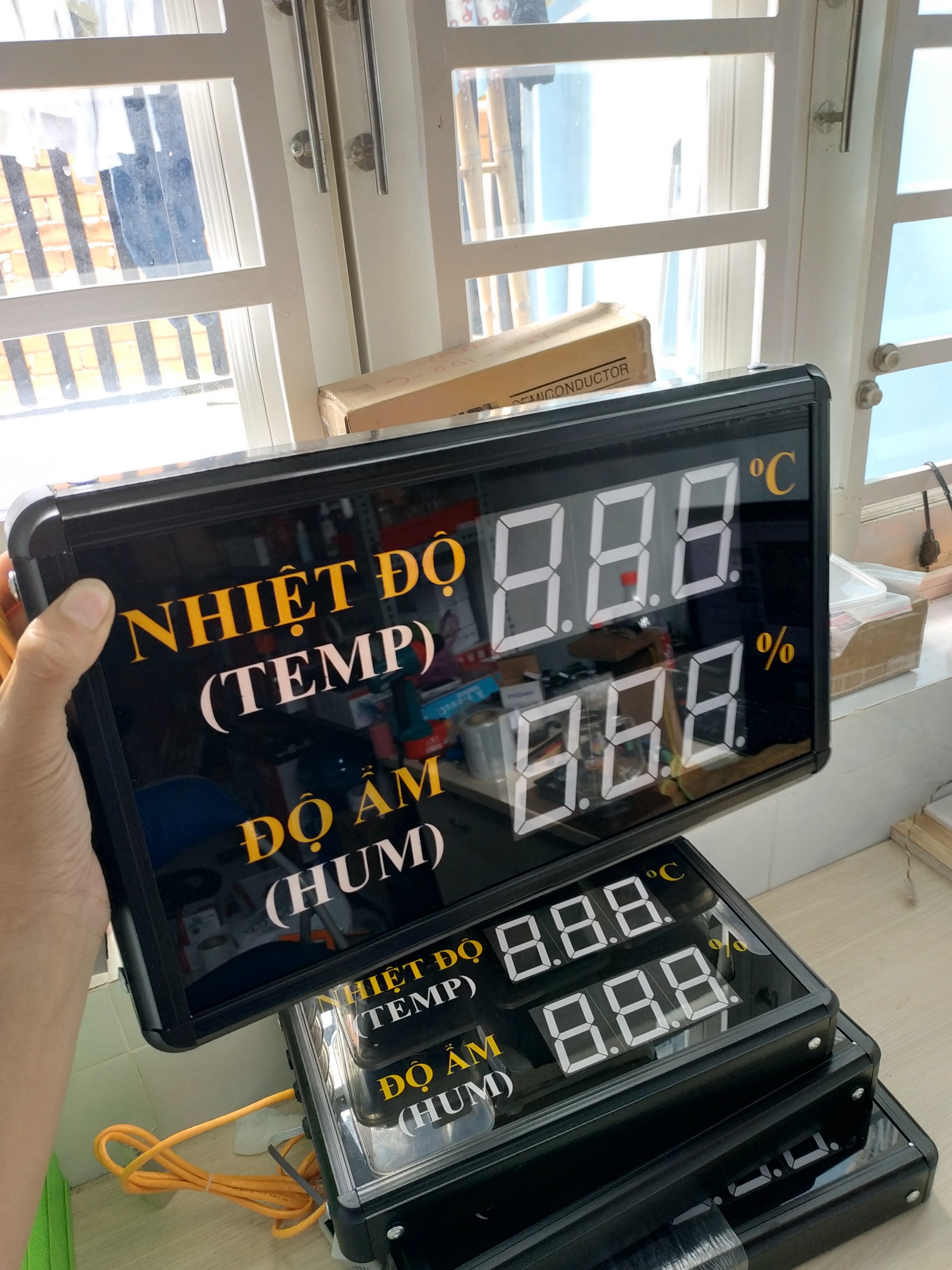 Gia công Đồng hồ nhiệt độ độ ẩm treo nhà xưởng giá rẻ 5 Gia công đồng hồ led nhiệt độ độ ẩm treo nhà xưởng văn phòng tại TP.HCM
