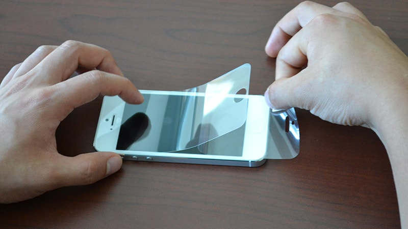 khắc phục điện thoại hỏng màn hình bằng miếng dán