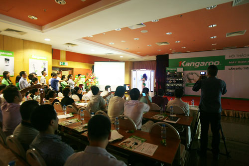 Quảng cáo gây sốc bằng người đẹp tắm trên sân khấu