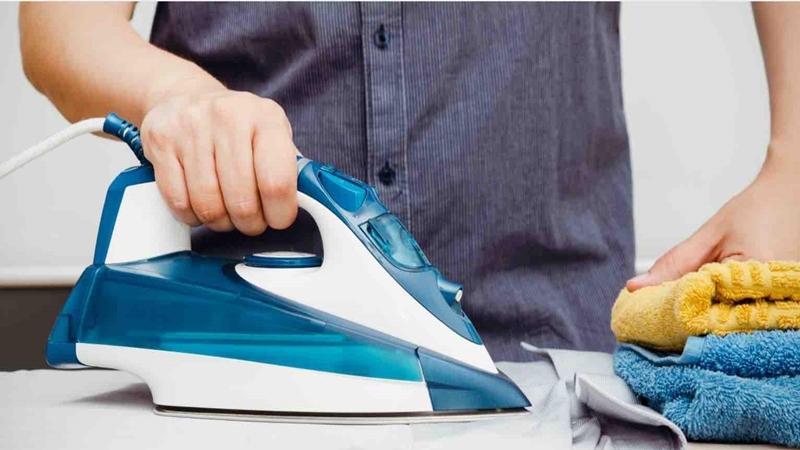 Kinh nghiệm mua bàn ủi hơi nước đứng cho quần áo luôn được phẳng