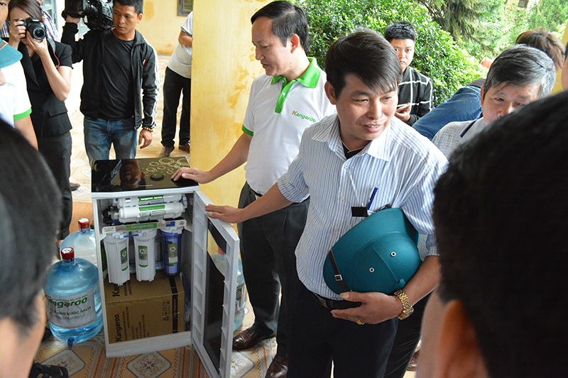 Kangaroo đưa nước sạch đến nhân dân vùng lũ Chương Mỹ, Hà Nội