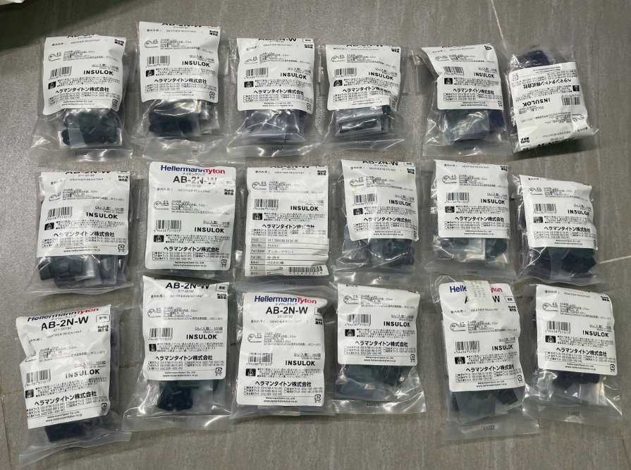 Nẹp Nhựa,Kẹp Nhựa Dây Điện Chữ R - AB-2N-W (hàng Nhật) Hãng  Hellermann Tyton 1 túi 100 cái
