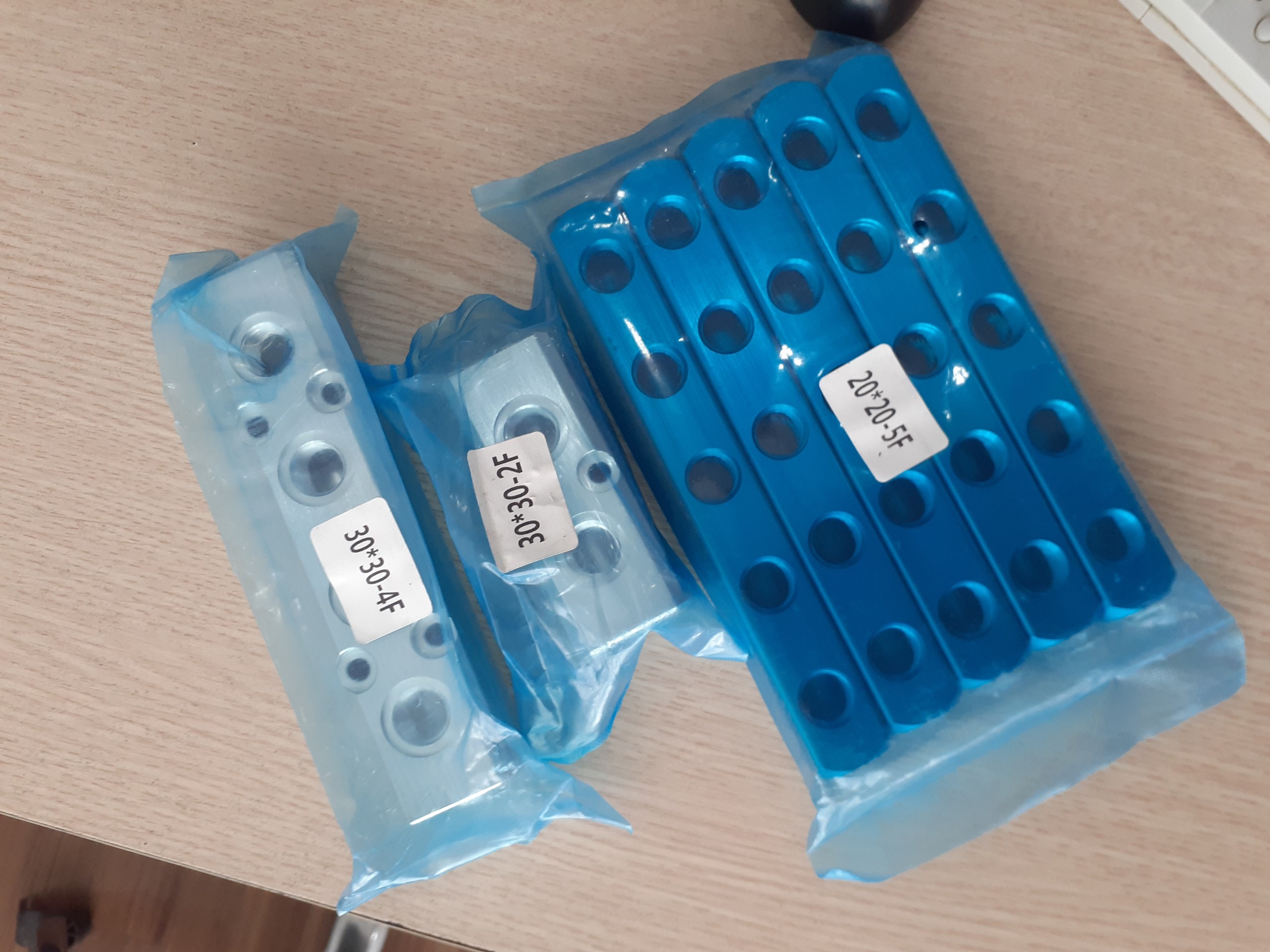 Thanh chia khí nhiều cổng chia 2,3,4,5 ren trong LA2, LA3, LA4, LA5 Bộ chia khí nhiều cổng LA2, LA3, LA4, LA5