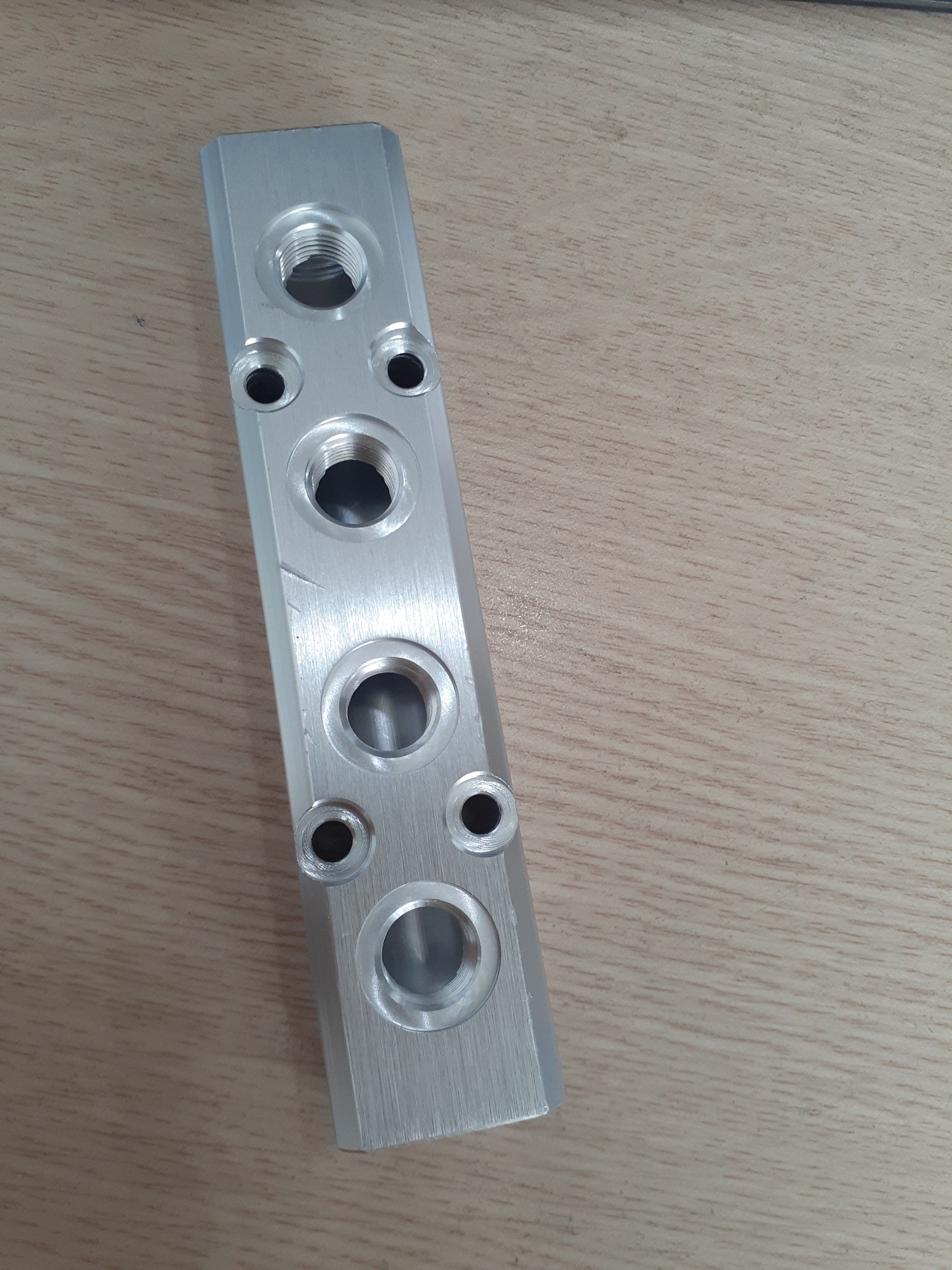 Thanh chia khí nhiều cổng chia 2,3,4,5 ren trong LA2, LA3, LA4, LA5 Bộ chia khí nhiều cổng LA2, LA3, LA4, LA5