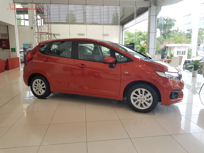 Thân xe Honda Jazz V khá cứng cáp và nổi bật