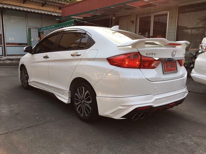 Phần ốp pavole và ốp cản sau của bodykit cho Honda City