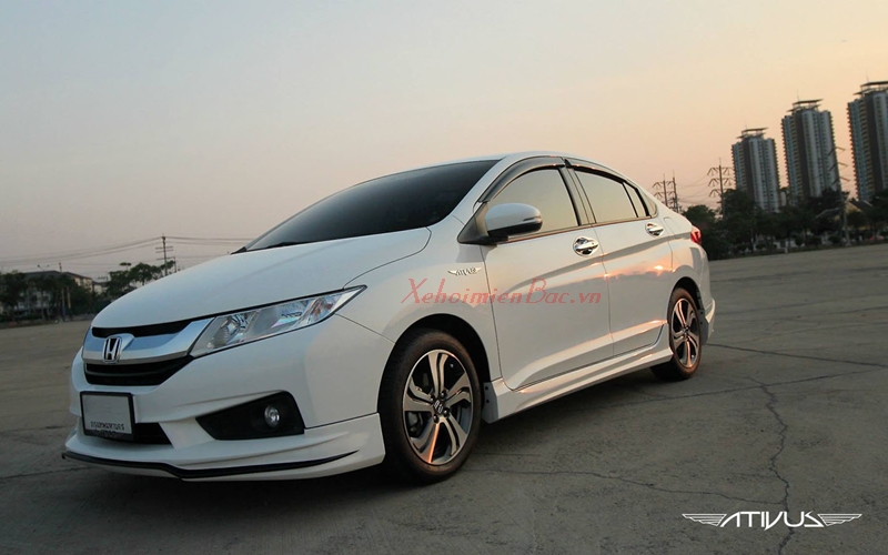 Xe City màu trắng sẽ sơn viền bodykit màu đen 