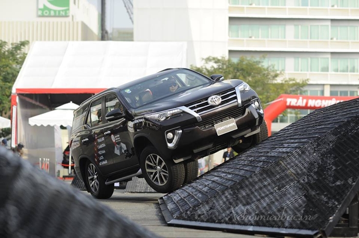 Xe Toyota Fortuner 2019 điển hình với phiên bản máy dầu số tự động 1 cầu và 2 cầu