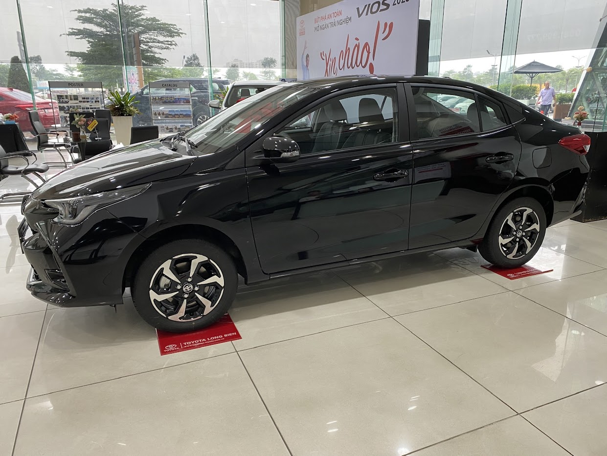 gia-xe-toyota-vios-2023-vk-den