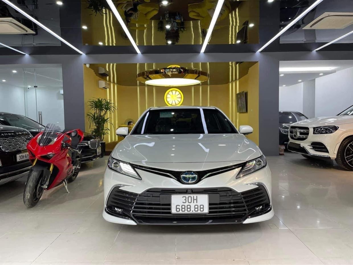 gia-xe-camry-2-5hv-2023-trang-nt-den