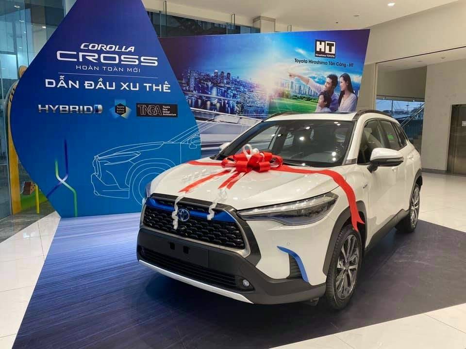 gia-xe-toyota-cross-2023-cxh-trang-nt-den