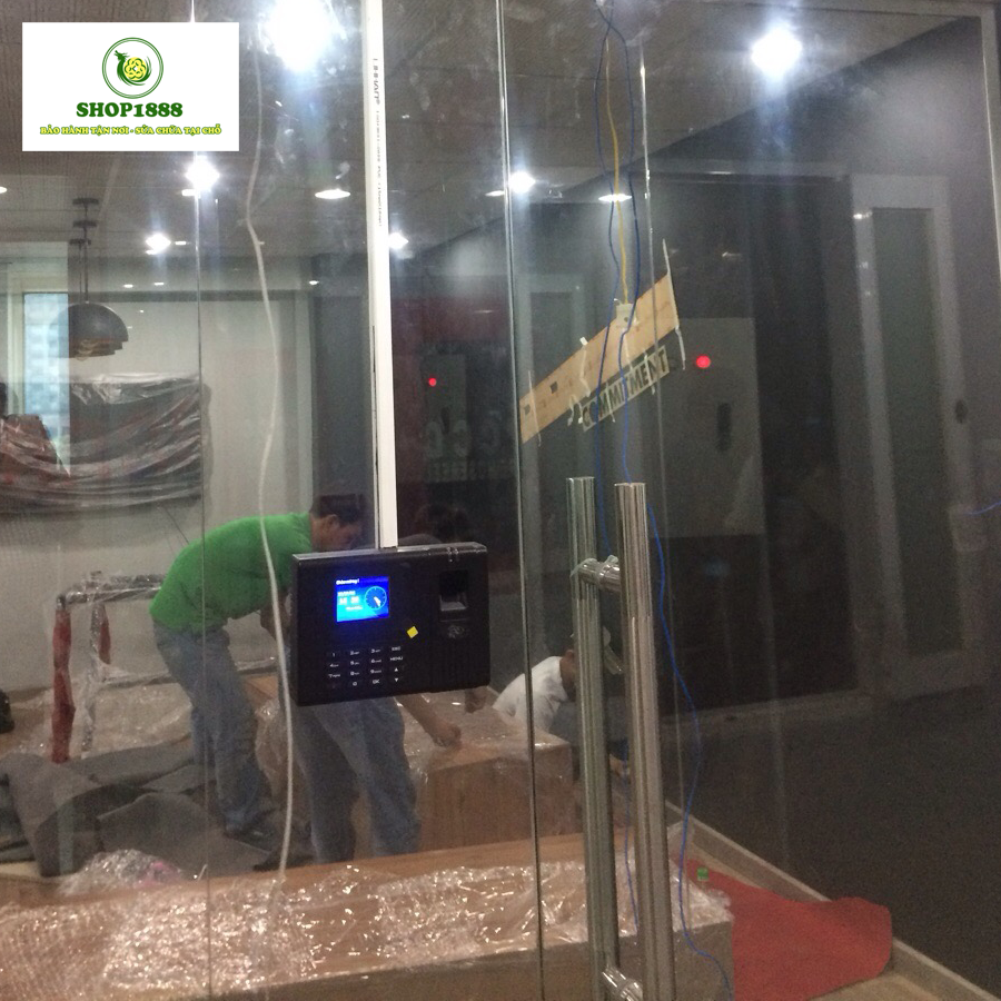 Khách hàng lắp đặt máy chấm công vân tay của Shop1888 Khách hàng lắp đặt máy chấm công vân tay của Shop1888