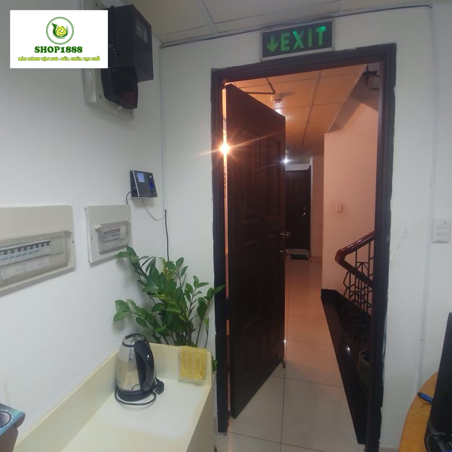Khách hàng lắp đặt máy chấm công vân tay của Shop1888 Khách hàng lắp đặt máy chấm công vân tay của Shop1888
