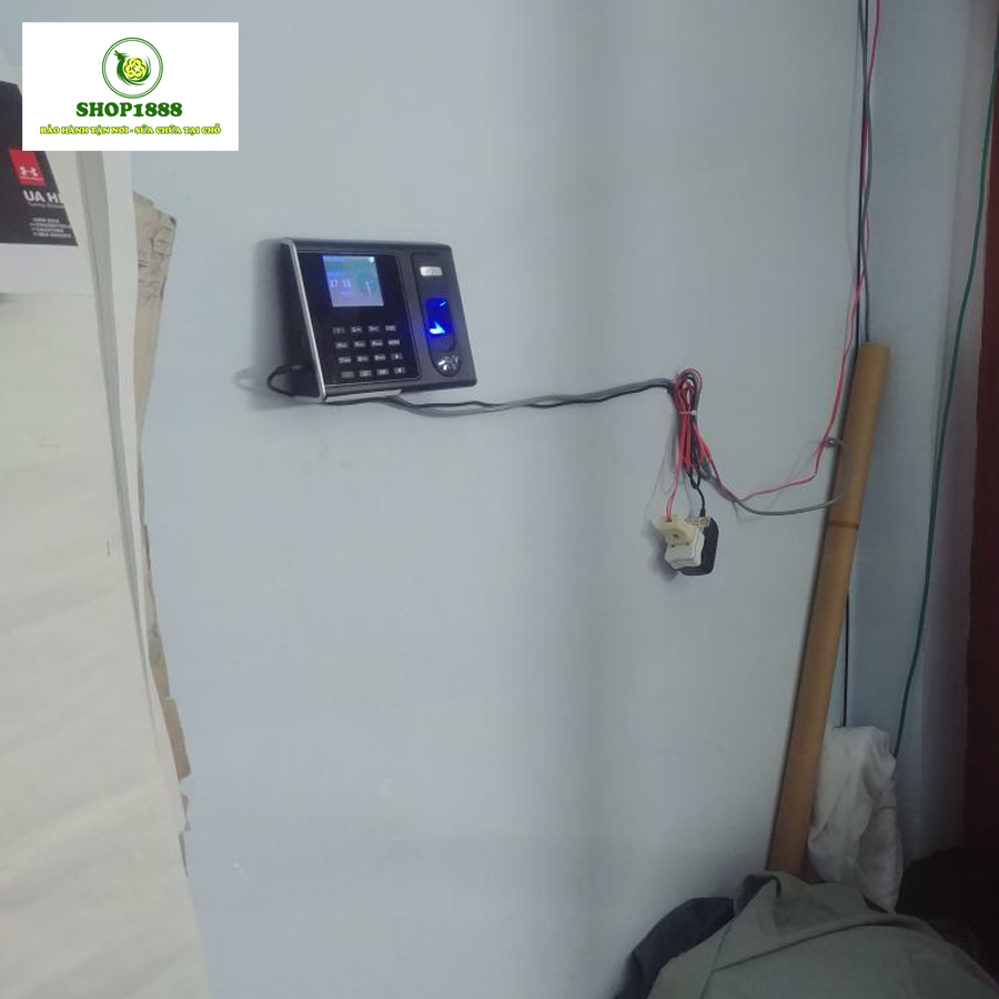Khách hàng lắp đặt máy chấm công vân tay của Shop1888 Khách hàng lắp đặt máy chấm công vân tay của Shop1888