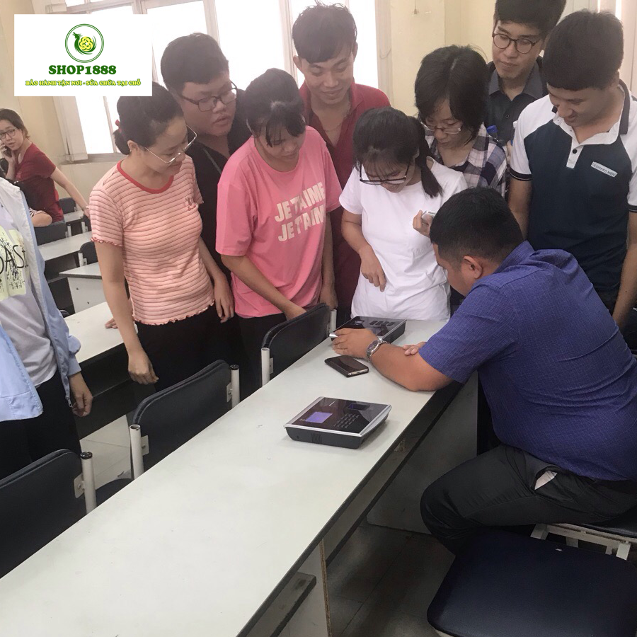 Khách hàng lắp đặt máy chấm công vân tay của Shop1888 Khách hàng lắp đặt máy chấm công vân tay của Shop1888