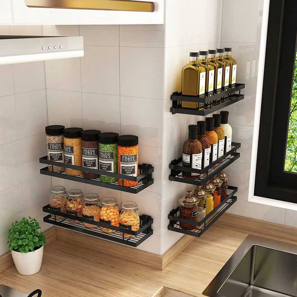 Việc sử dụng kệ treo tường giúp bạn tiết kiệm diện tích sàn và có thể dễ dàng lưu trữ các vật dụng như gia vị, chén bát, dụng cụ nấu nướng mà không tốn quá nhiều không gian