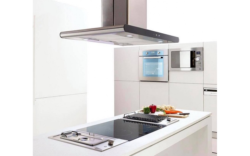 Các thiết bị như bếp từ, máy hút mùi, và máy lọc nước cũng là những món đồ rất cần thiết giúp không gian bếp của bạn trở nên tiện nghi và sạch sẽ