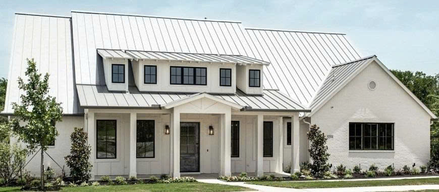 Với gia chủ mệnh Kim năm 2026, tôn màu trắng sữa là lựa chọn lý tưởng cho những ai muốn cân bằng âm dương, đồng thời tạo nền tảng vững chắc cho tài lộc và sự phát triển lâu dài của gia đình