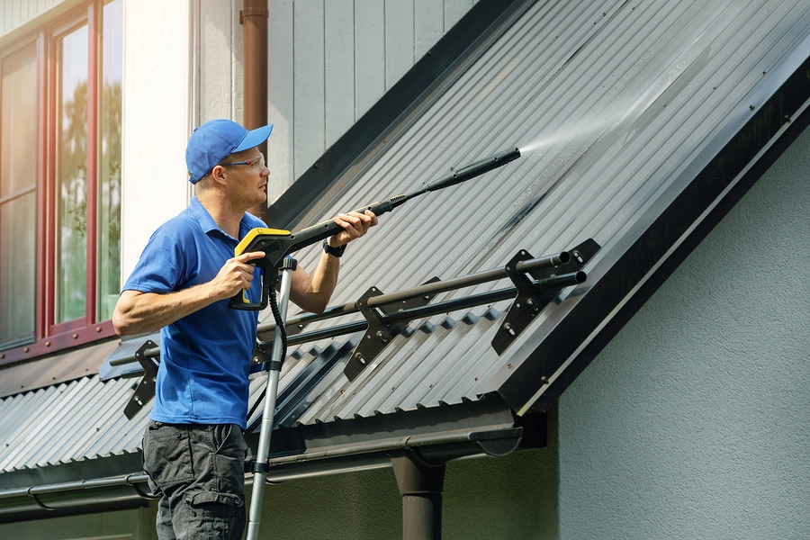 Vệ sinh định kỳ sẽ giúp mái tôn luôn giữ được màu bền đẹp
