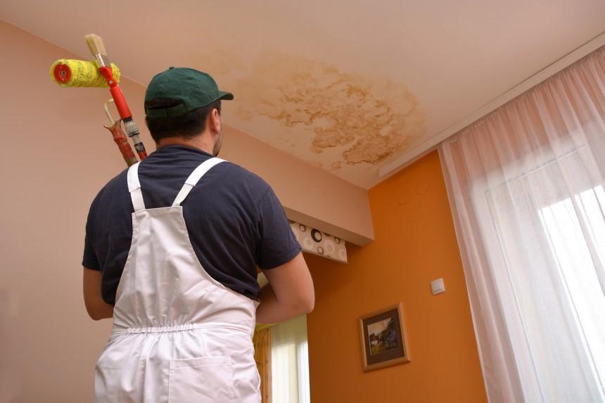 Thấm dột gây ra những vết mốc trên trần nhà