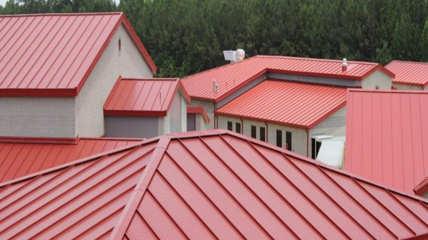 Mái tôn giữ được vẻ ngoài đồng bộ cho công trình nhà liền kề