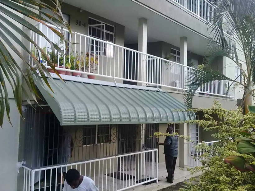 Thiết kế mái tôn chống nắng để đảm bảo sự mát mẻ cho không gian bên trong