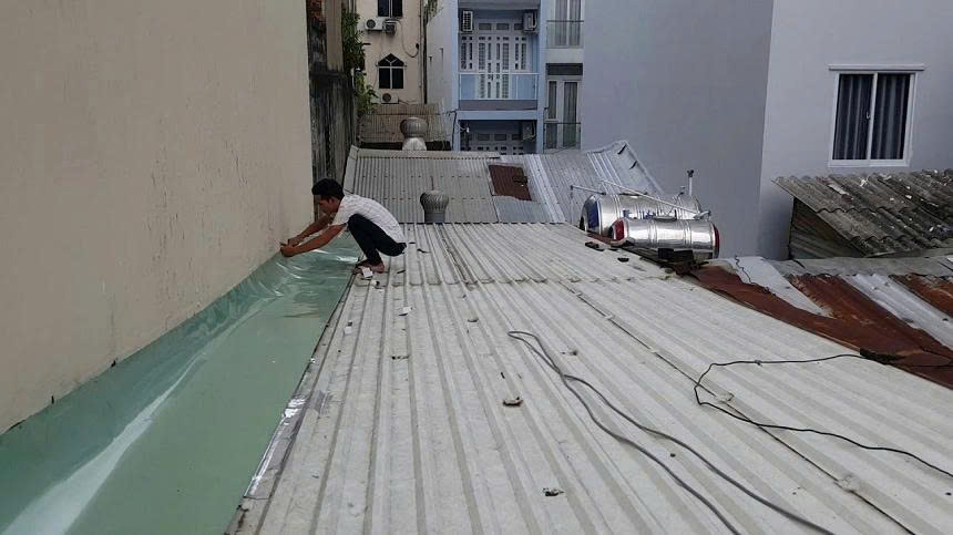 Thợ đang thi công bắn tôn chống thấm tường, chú trọng độ kín khít tại các mối nối để đạt hiệu quả chống thấm cao nhất