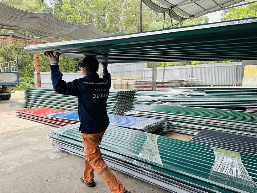 Bốc dỡ mái tôn nên được thực hiện bởi hai người