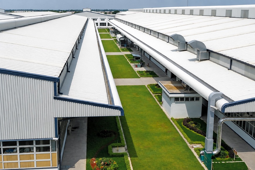 Hệ thống úp nóc và diềm mái cần được gia cố chắc chắn nhằm đảm bảo khả năng vận hành ổn định trong thời gian dài