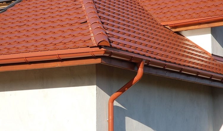 Ống thoát nước mưa đứng được dẫn từ mái xuống