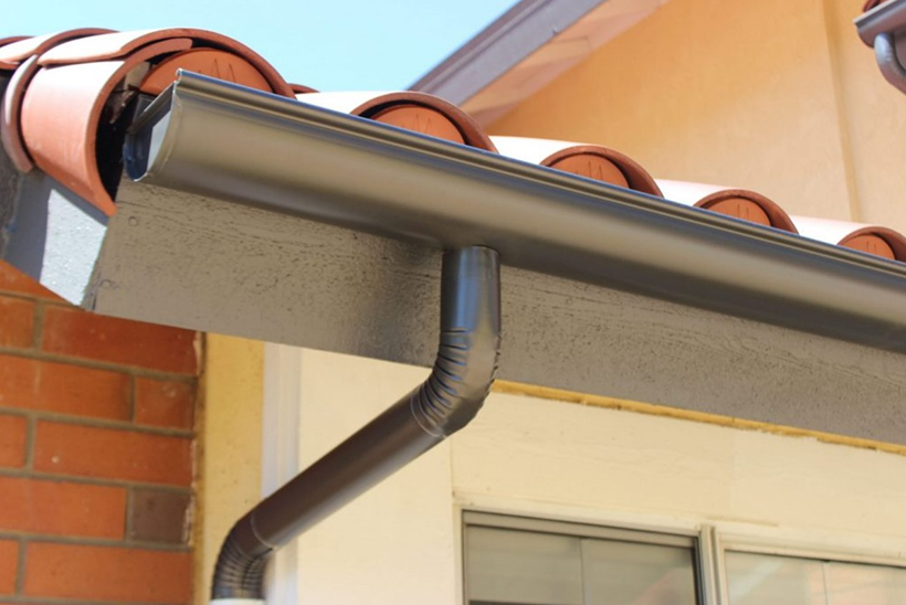 Máng xối được lắp đặt trên mái nhà để thu nước mưa chảy xuống hệ thống cống thoát