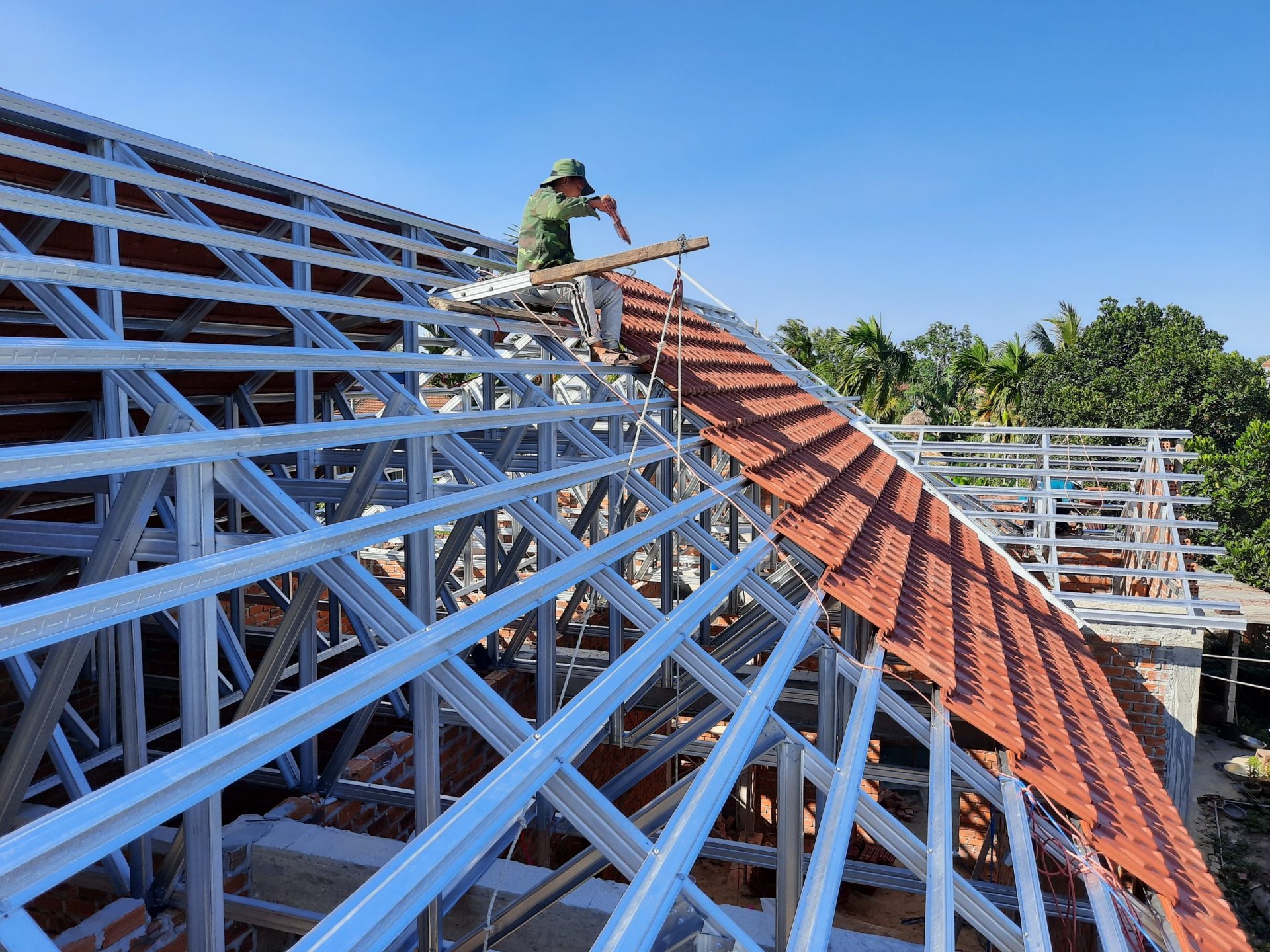 Chi phí lợp mái ngói thường sẽ cao hơn so với mái tôn