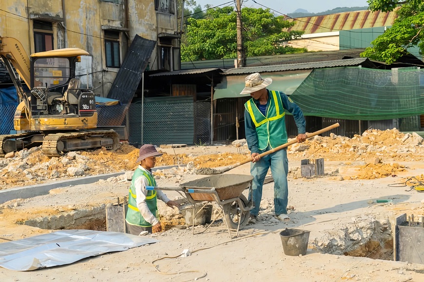 Chuẩn bị cái loại xe đẩy, xe cẩu, ròng rọc phù hợp với khối lượng và kích thước của vật liệu