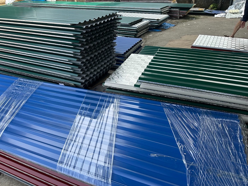 Sắp xếp và phân loại các loại vật liệu xây dựng gọn gàng khoa học theo từng loại đảm bảo thuận tiện cho việc vận chuyển và sử dụng sau này