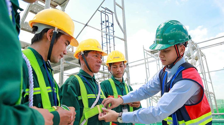 Nhân viên bốc xếp và vận chuyển phải mặc đủ đồ bảo hộ lao động và thực hiện chuẩn quy định về an toàn