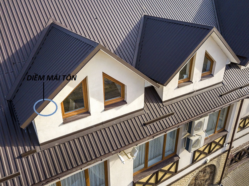 Diềm mái tôn được chế tạo để phù hợp với các góc cạnh, vách nóc của mái nhà